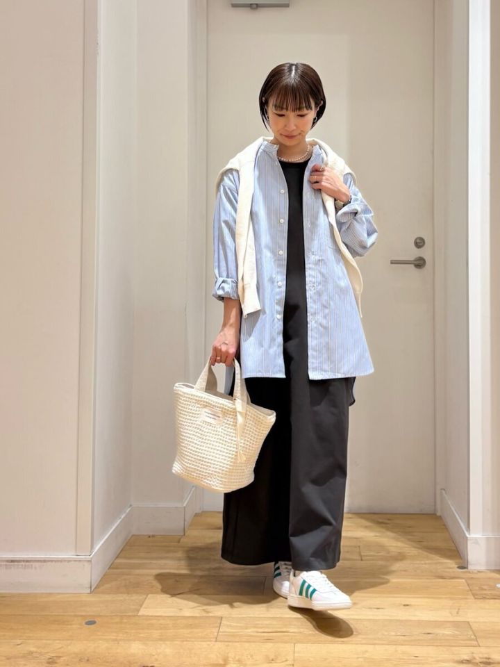 2026春大人女性おすすめシャツ羽織りブルーストライプコーデ