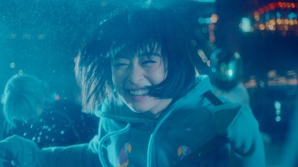 シリアスなテーマを扱っているが、映像はポップで明るい雰囲気が漂う [c]2026映画「炎上」製作委員会