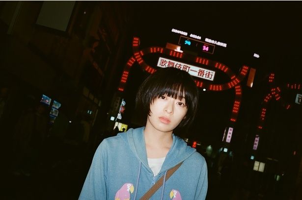 【写真を見る】家を飛び出した少女“じゅじゅ”が、SNSを頼りに歌舞伎町の“トー横”にたどり着く物語 [c]2026映画「炎上」製作委員会