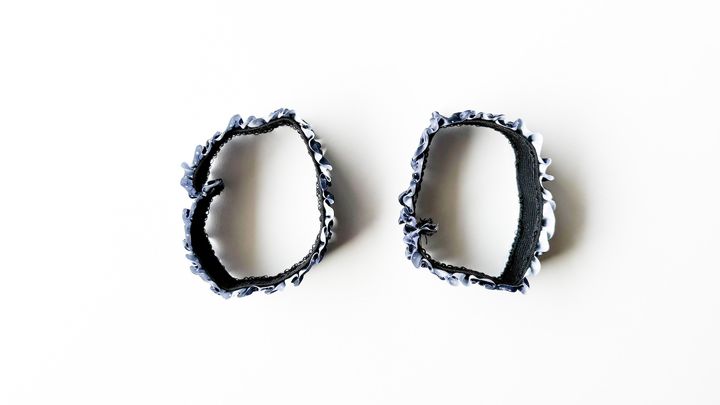 【100均】ダイソーのアームバンドが話題！セリア・キャンドゥの商品は？