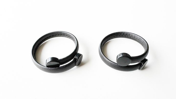 【100均】ダイソーのアームバンドが話題！セリア・キャンドゥの商品は？