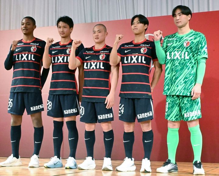 「鹿島アントラーズ」の元砂晏翔仁ウデンバ選手（1番左、2026年1月撮影、時事）