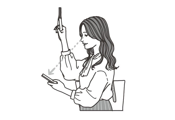 【スマホ老眼対策TIPS】スマホを見る時は目から30～40cm離す