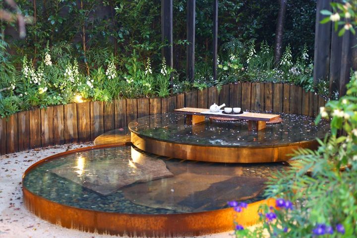 スギ材の板とヒノキ材のデッキやベンチ