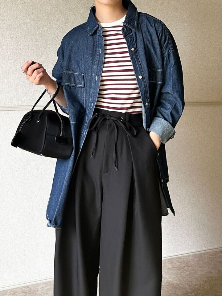 デニムシャツとボーダーミニTにワイドパンツを合わせた全身コーデ