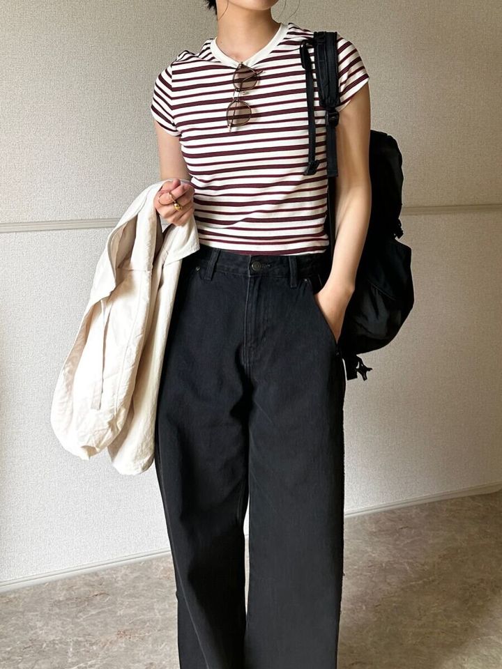 ブルゾンとボーダーミニTに黒デニムを合わせた全身コーデ