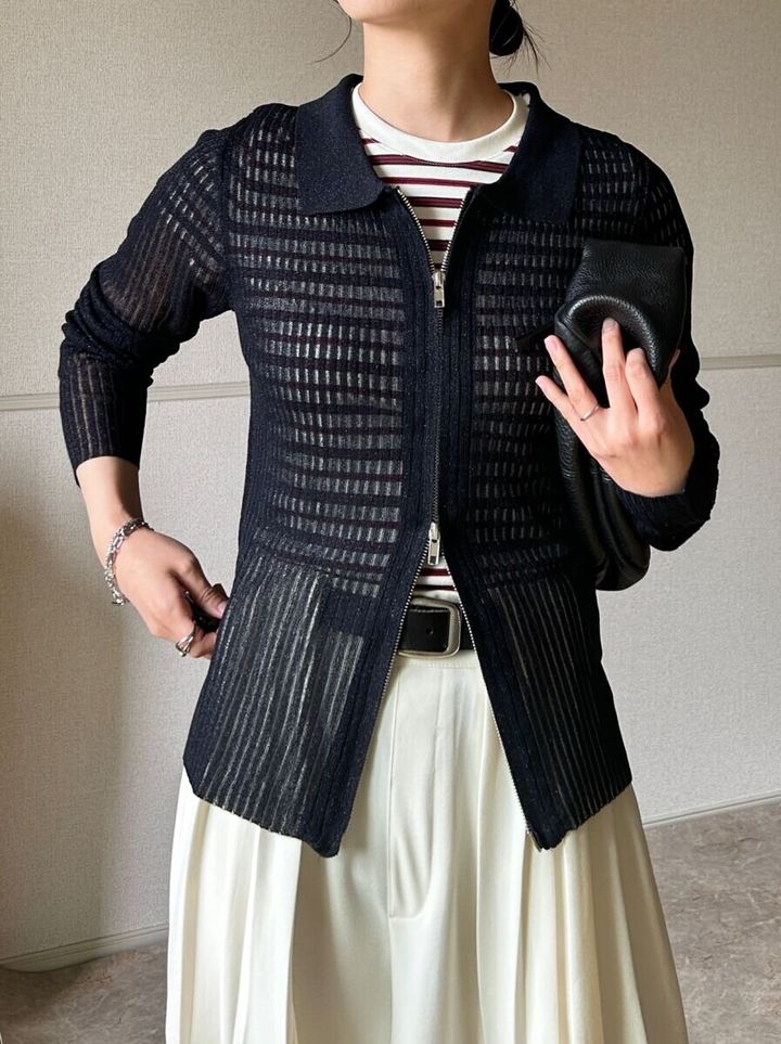 シアーカーディガンとボーダーミニTにアイボリーパンツを合わせた全身コーデ