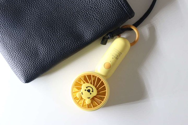 ダイソーのミニ扇風機、充電式、クリップスタンド付（くまのプーさん）をバッグに付ける