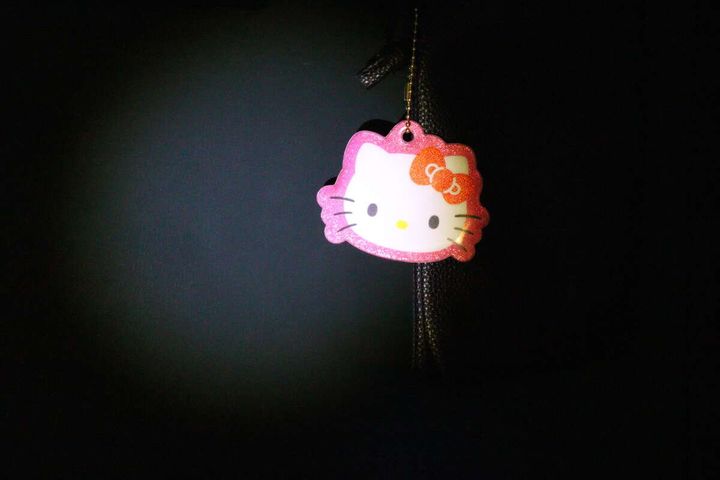 ダイソーの反射キーホルダー キティを照らす