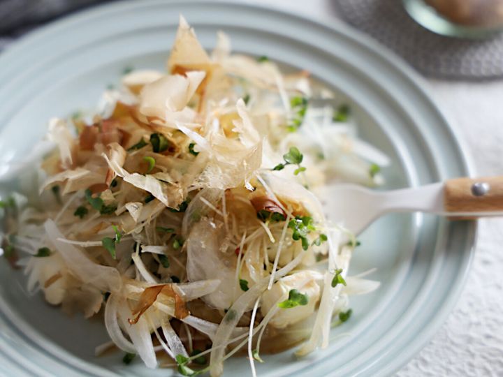 フォークを添えたおかかとクリチの新玉サラダのアップ