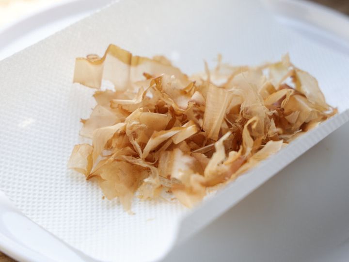 キッチンペーパーの上に広げてレンジ加熱したパリパリのかつお節