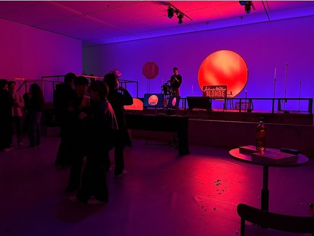 巨大な美術セットやCM撮影現場の様子を体験したりスマホで撮影することもできる