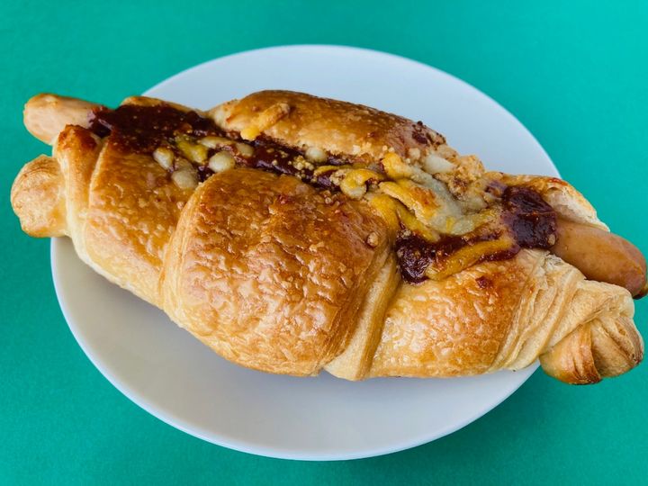 「食べごたえが凄い！」「リベイクしたらさらに美味しい！」【セブン】「クロワッサン ソーセージミートソース」