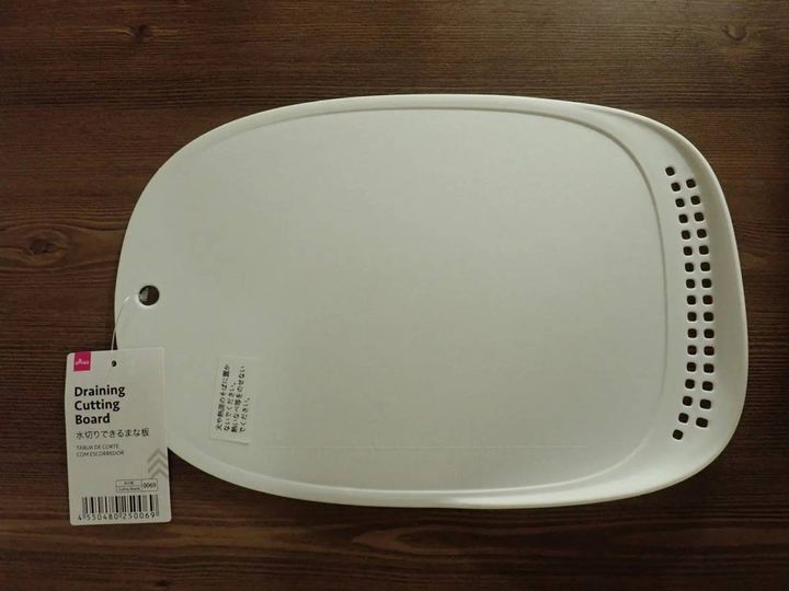 DAISO(ダイソー)：水切りできるまな板