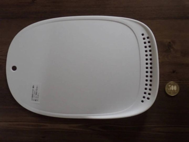 DAISO(ダイソー)：水切りできるまな板