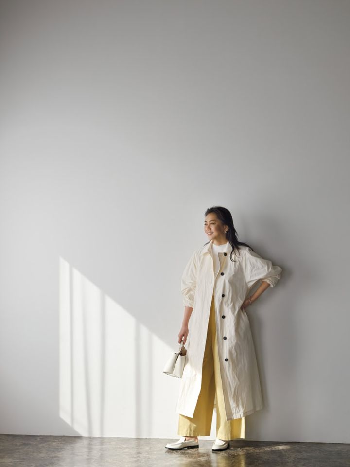 ステンカラーコート¥107,800／カオス（Chaos GINZA SIX）、ニット¥ 24,200／アドーア、パンツ¥35,200／ギャルリー・ヴィー（ ギャルリー・ヴィー 丸の内店）、ピアス¥25,300、バングル¥29,700／ともにウノアエレシルバーコレクション（ウノアエレ ジャパン）、バッグ¥193,600、靴¥146,300／ともにトッズ（トッズ・ジャパン）