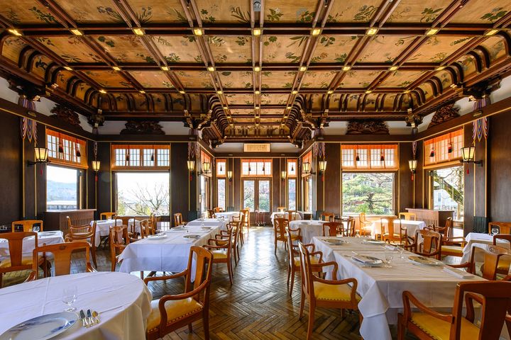 天上や柱など細部にもこだわりが詰まっている