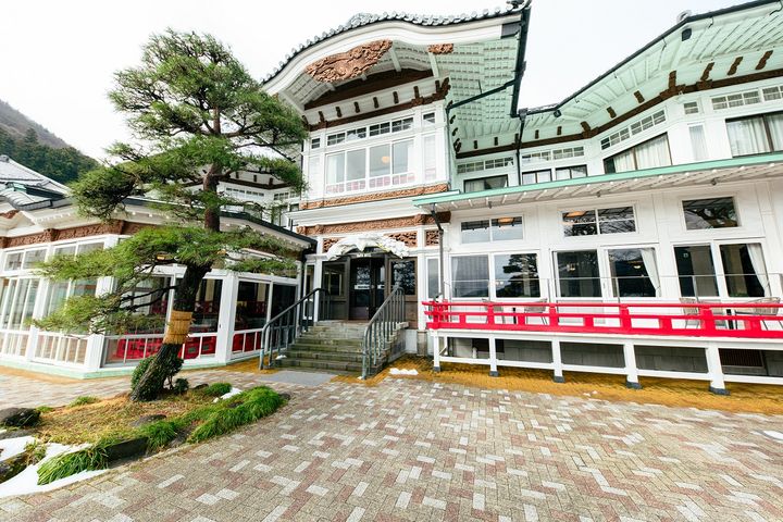 社寺建築を思わせる屋根と唐破風の玄関が特徴の「本館」