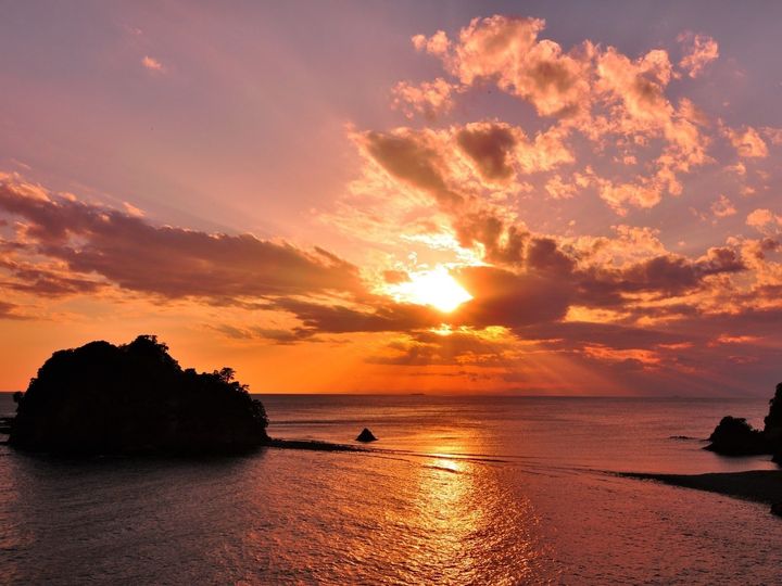 静岡県西伊豆にある堂ヶ島温泉は「伊豆の松島」とも称される景勝地・堂ヶ島に湧く温泉地です。三四郎島のトンボロ現象や、神秘的な天窓洞などの絶景が魅力。なめらかな肌触りの美人の湯に浸かりながら、駿河湾に沈む夕陽を眺めるひとときを過ごせます。