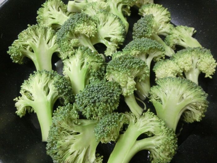 ブロッコリーを蒸し茹でにする