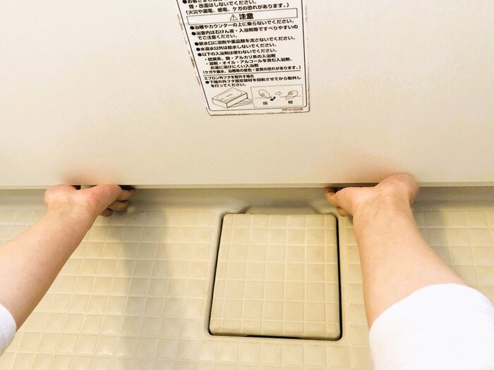 浴槽の『エプロン』外せるって知ってた？気になる内側をのぞいてみたら…→即、掃除します！