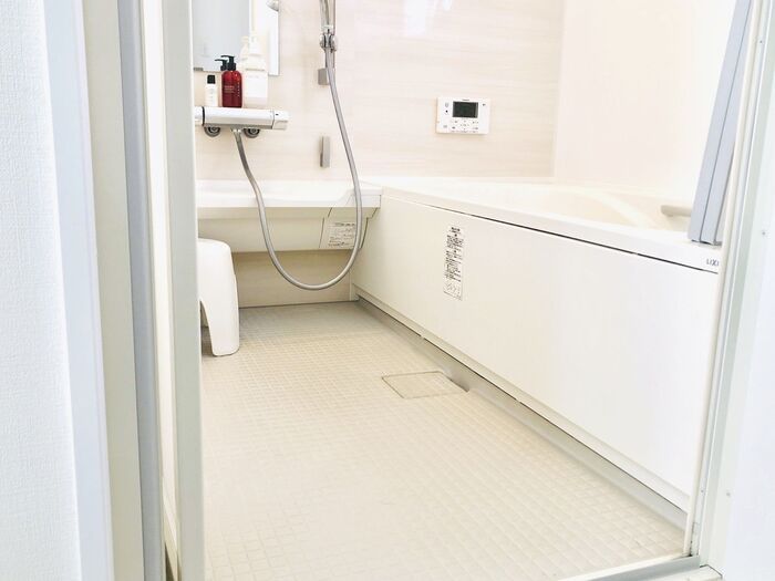 浴槽の『エプロン』外せるって知ってた？気になる内側をのぞいてみたら…→即、掃除します！