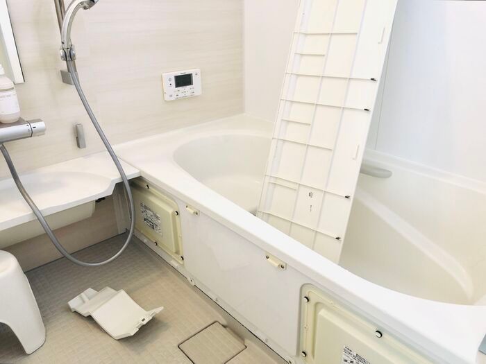 浴槽の『エプロン』外せるって知ってた？気になる内側をのぞいてみたら…→即、掃除します！