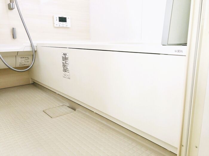 浴槽の『エプロン』外せるって知ってた？気になる内側をのぞいてみたら…→即、掃除します！