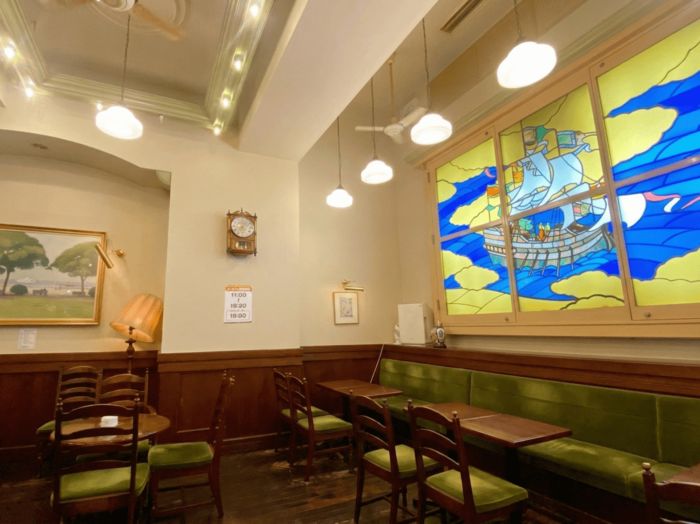 横浜文明堂の喫茶室「ル・カフェ」で出会った。〈焼きたて×伝統の衝撃！〉3店舗限定の極上金カステラの正体