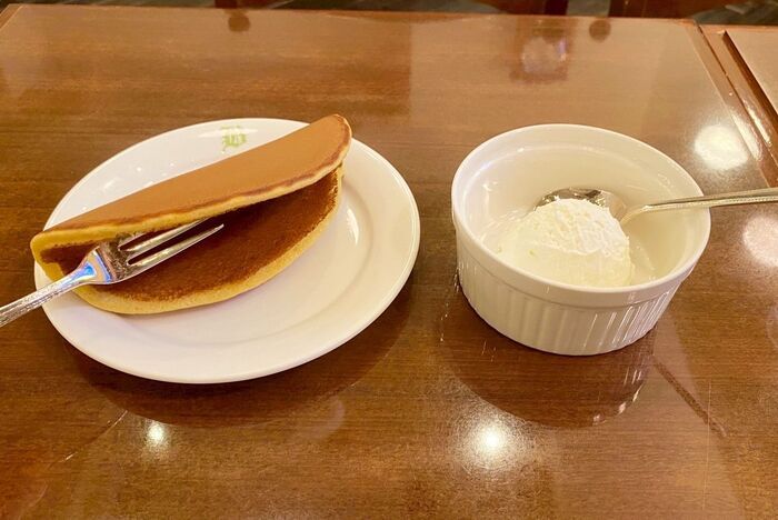 横浜文明堂の喫茶室「ル・カフェ」で出会った。〈焼きたて×伝統の衝撃！〉3店舗限定の極上金カステラの正体