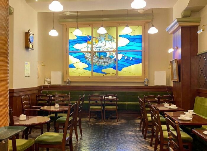 横浜文明堂の喫茶室「ル・カフェ」で出会った。〈焼きたて×伝統の衝撃！〉3店舗限定の極上金カステラの正体