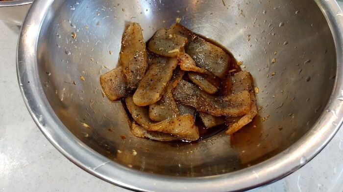 こんにゃくをギュッと絞ると…まるでお肉に！？噂の裏ワザを試してみたら、超絶美味だった。