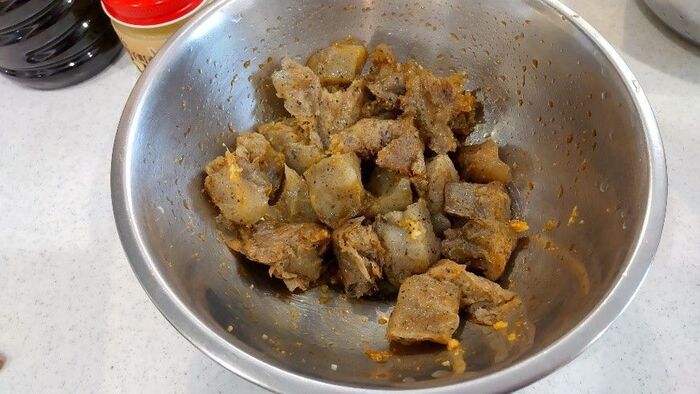 こんにゃくをギュッと絞ると…まるでお肉に！？噂の裏ワザを試してみたら、超絶美味だった。