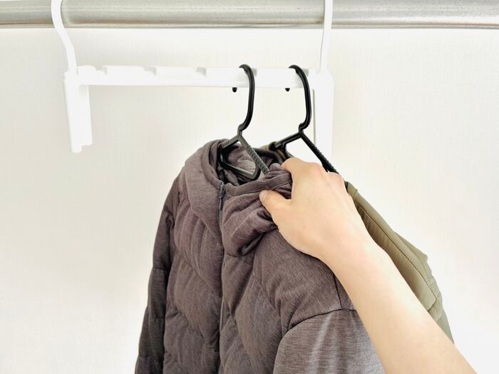 【セリア】まさに今、入手しておきたい！ナゾの〈取っ手付きハンガー〉がギチギチクローゼットの救世主なんです♪