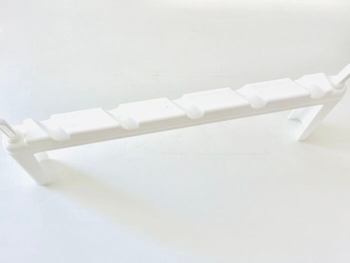 【セリア】まさに今、入手しておきたい！ナゾの〈取っ手付きハンガー〉がギチギチクローゼットの救世主なんです♪