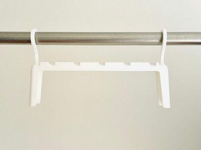 【セリア】まさに今、入手しておきたい！ナゾの〈取っ手付きハンガー〉がギチギチクローゼットの救世主なんです♪