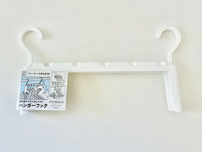 【セリア】まさに今、入手しておきたい！ナゾの〈取っ手付きハンガー〉がギチギチクローゼットの救世主なんです♪
