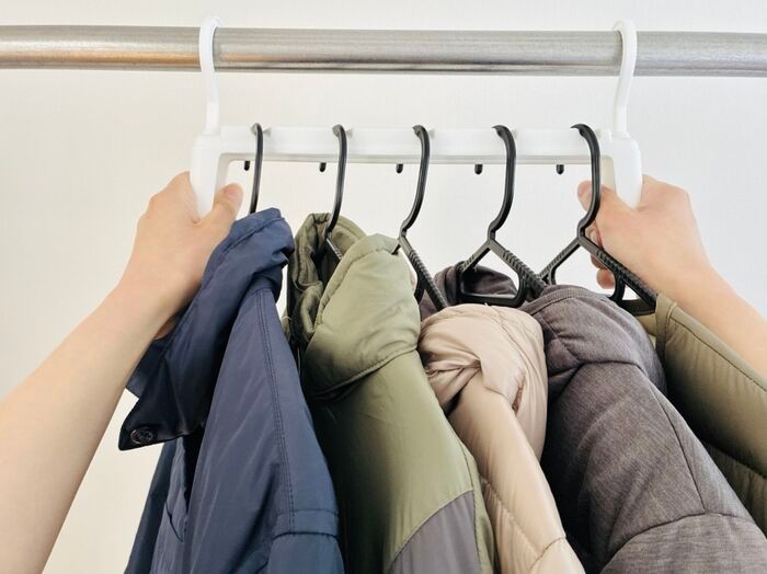 【セリア】まさに今、入手しておきたい！ナゾの〈取っ手付きハンガー〉がギチギチクローゼットの救世主なんです♪