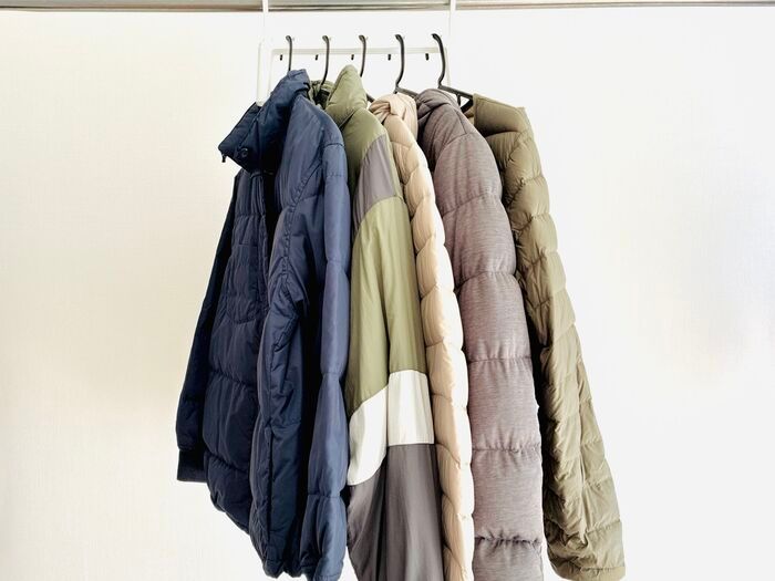 【セリア】まさに今、入手しておきたい！ナゾの〈取っ手付きハンガー〉がギチギチクローゼットの救世主なんです♪