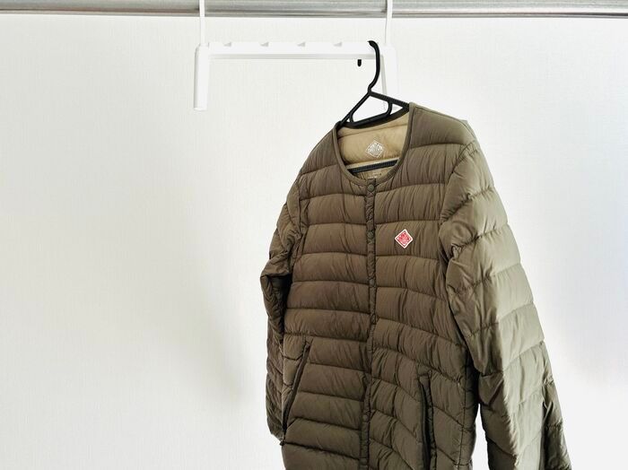 【セリア】まさに今、入手しておきたい！ナゾの〈取っ手付きハンガー〉がギチギチクローゼットの救世主なんです♪