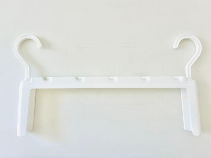 【セリア】まさに今、入手しておきたい！ナゾの〈取っ手付きハンガー〉がギチギチクローゼットの救世主なんです♪