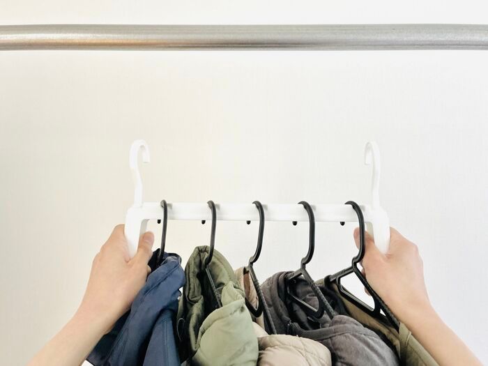 【セリア】まさに今、入手しておきたい！ナゾの〈取っ手付きハンガー〉がギチギチクローゼットの救世主なんです♪