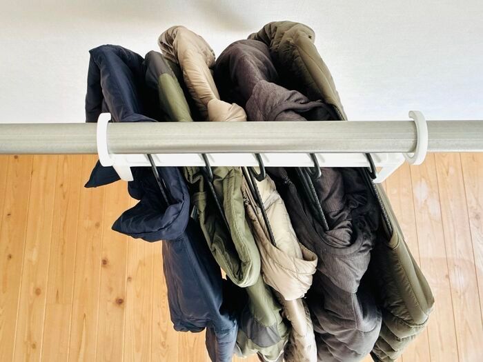 【セリア】まさに今、入手しておきたい！ナゾの〈取っ手付きハンガー〉がギチギチクローゼットの救世主なんです♪