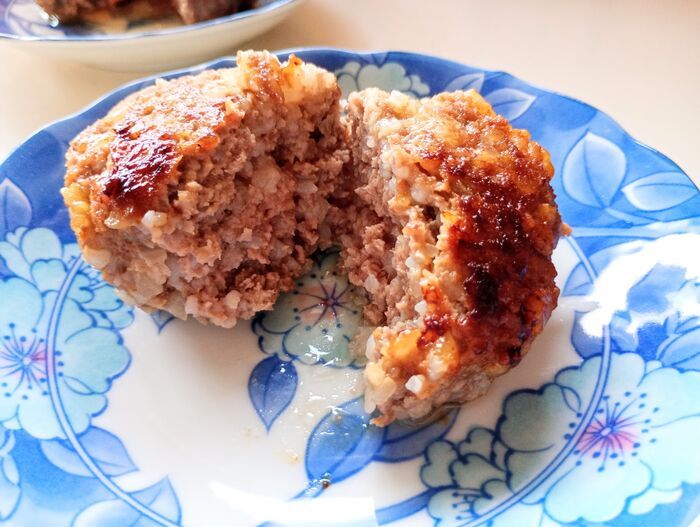 パン粉はもう買いません！ハンバーグ作りに使える「パン粉の代わり」4つを検証。意外な1位に驚いた！！