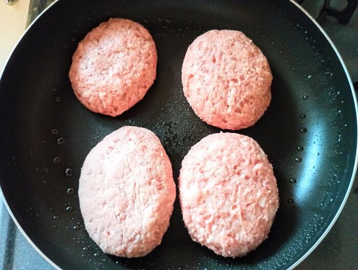 パン粉はもう買いません！ハンバーグ作りに使える「パン粉の代わり」4つを検証。意外な1位に驚いた！！