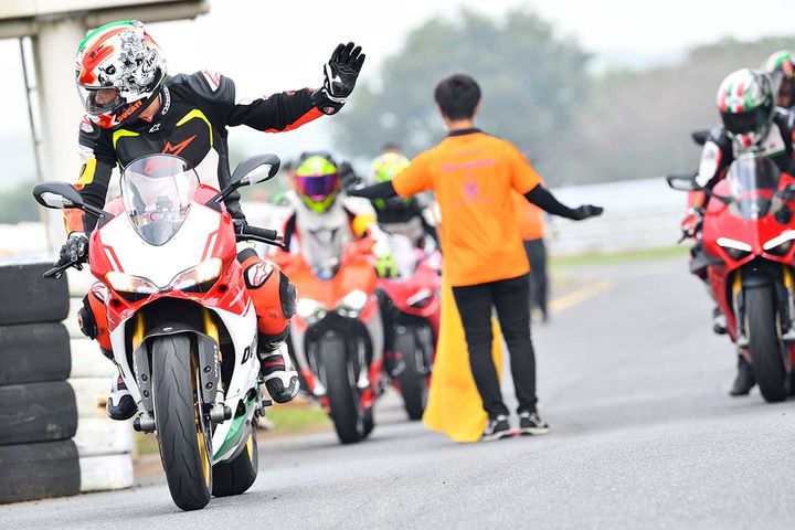 サーキットを走りたい！ でも、どうしたらいいか分からない！ そんな人に贈るサーキット入門ガイド