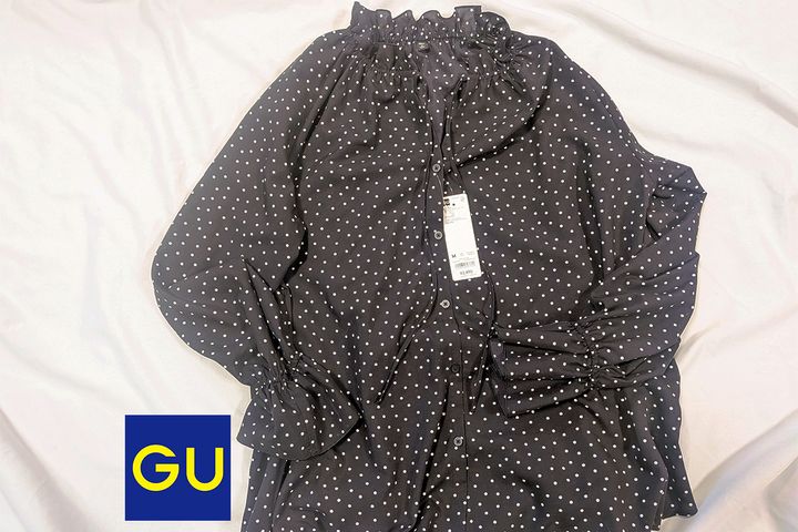 GU フリルネックチュニック／￥1,990（税込み、セール価格）