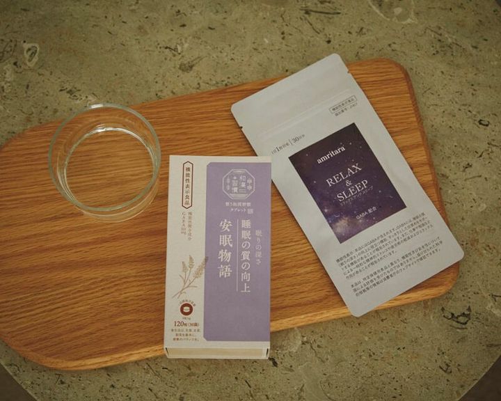 左：GABAに加え、カモマイルや茶花などブレンド。睡眠、仕事の一時的なストレス緩和にもアプローチ。整う和漢習慣タブレット 安眠物語 120粒（30袋）［機能性表示食品］5940円（生活の木） 右：GABAの他に、ラフマ葉エキス末、レモンバーベナエキス末など生活のリズムをサポートする成分も配合。RELAX ＆ SLEEP［機能性表示食品］ 30粒 5400円（アムリターラ）