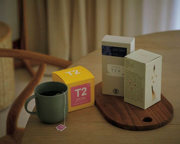 左：レモンバームがベースで、まろやかな甘みも。T2 スリープタイト 25個入 3680円（T2ストア） 中：カモミール、ホップ、レモンバームで気分を穏やかに。オーガニックブレンドハーブティグッドスリープ 12包入 1836円（ニールズヤードレメディーズ）右：ナチュラパスが選んだ6種類のハーブで、1日に癒しのピリオド。LOVE TEA スリープ 20個入 2894円（ティーウェル）