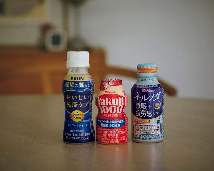 左：プラズマ乳酸菌とGABA配合。キリン おいしい免疫ケア 睡眠［機能性表示食品］ 100mL 175円※編集部調べ（キリンビバレッジ） 中：ヤクルト独自の生きた「乳酸菌 シロタ株」を1本に1000億個を含む。Yakult（ヤクルト）1000 ［機能性表示食品］100mL 141円※編集部調べ（ヤクルト本社） 右：GABAに加え、ビタミンB1を新たに配合。ネルノダ睡眠+疲労感ケア［機能性表示薬品］ 100mL 261円※編集部調べ（ハウスウェルネスフーズ）